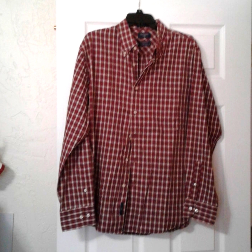 Men's short sleeve shirt.